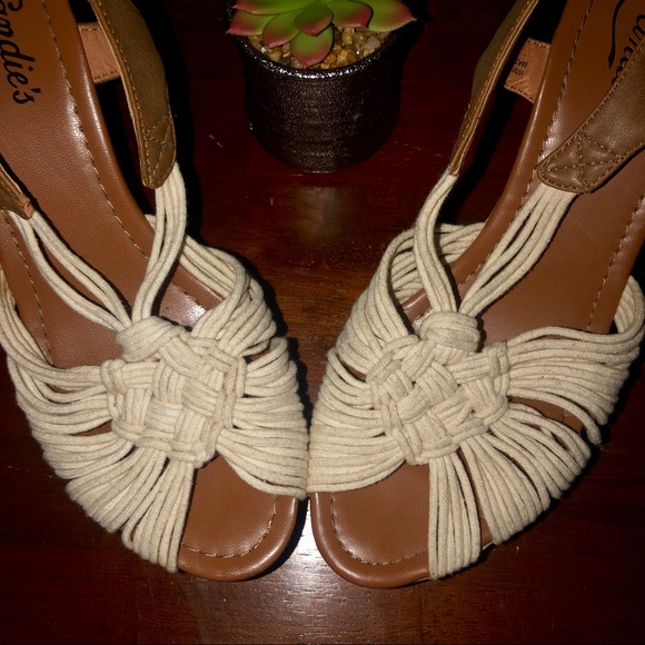 CANDIE’S - SZ 8 WEDGED HEEL WHITE CROCHET STYLE - Picture 2 of 7